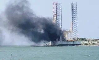 Reportan incendio de plataforma marítima en Alvarado, Veracruz 