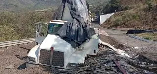 Camión cargado con cristales se queda sin frenos en Cumbres de Maltrata