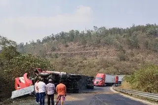 Se registra fuerte volcadura de tráiler en autopista de Veracruz; este fue el saldo 