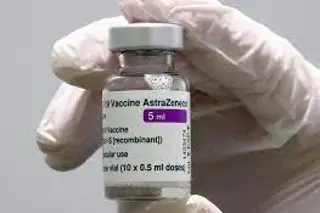 Demanda a AstraZeneca por supuestas secuelas de vacuna del COVID-19