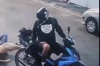 Motociclista arrastra a mujer y le roba bolso en fraccionamiento de Veracruz