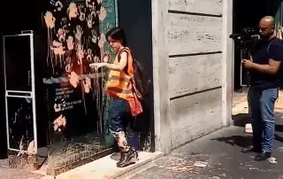 Activistas climáticos lanzan pintura a tiendas de lujo en Roma