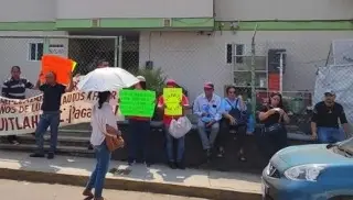 Ex trabajadores del seguro popular bloquean Secretaría de Salud en Xalapa 