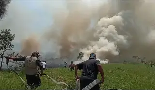 Quema de basura provoca incendio de pastizal en colonia de Río Blanco, Veracruz 