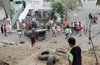Auto sale volando de puente y termina volcado en fraccionamiento de Veracruz (+Video)