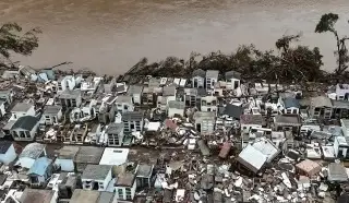 Rescatan a personas con hipotermia que seguían en casas inundadas en Brasil 