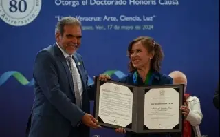 UV entrega Doctorado Honoris Causa a María Rojo y Alicia de Alba Ceballos