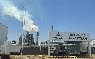 Falla en refinería Lázaro Cárdenas genera columna de humo; afecta colonias de Minatitlán