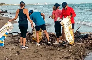 Hacen limpieza de playas en Veracruz; han hallado hasta un refri