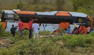 Se accidenta autobús en autopista de Veracruz; reportan decenas de lesionados