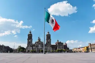 Juez ordena izar bandera nacional en Zócalo de CDMX durante la “Marea Rosa