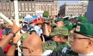 'Grupo de choque' agrede a militares que izan bandera en Zócalo por 