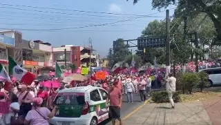 Cientos de personas marchan con la 'Marea Rosa' en Xalapa, Veracruz 