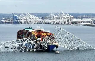 Carguero Dali que derrumbó el puente en Baltimore, es remolcado a puerto