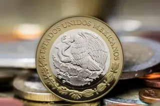 Peso mexicano cierra con avance; gana 0.32% frente al dólar