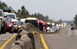 Reportan 7 kilómetros de fila de autos sobre esta autopista de Veracruz