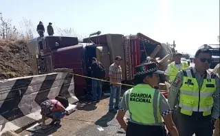 Imagen Muere chofer tras trágica volcadura en autopista de Veracruz; ciudadanos realizan rapiña