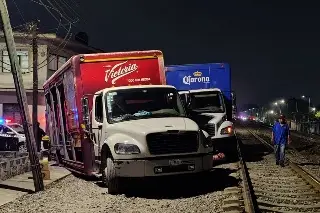 Imagen Camión cervecero estuvo a punto de ser arrollado por el tren en Orizaba, Veracruz