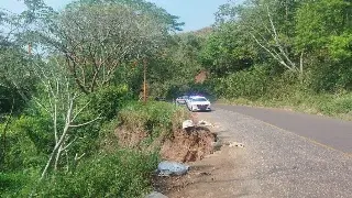 Imagen Por socavón, hay reducción de carriles en carretera de Veracruz; checa a qué altura
