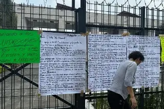 Imagen Madre cuidadora protesta en el Congreso de Veracruz por abandono institucional