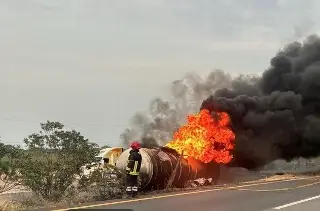 Imagen Cierre total por choque de tráileres e incendio de pipa en autopista de Veracruz (+Video)