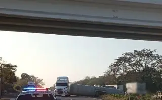 Imagen Cierre por volcadura de pipa y derrame de material tóxico en autopista de Veracruz