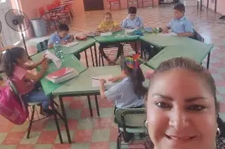 Imagen Entre caminos de terracería y hasta en lancha, así maestra lleva educación a comunidades rurales