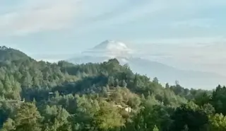 Imagen ¡En plena temporada de calor! Pico de Orizaba es captado cubierto de nieve 