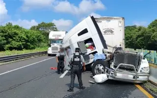 Imagen Aparatoso choque provoca cierre parcial de circulación en carretera de Veracruz