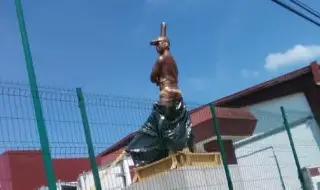 Imagen Reclaman a alcalde de Poza Rica por colocar estatua en gimnasio en medio de emergencia