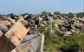 Imagen Vecinos de Coatzintla rechazan depósito de desechos de la inundación de Poza Rica