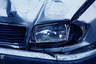 Imagen Madrugada de choques en Veracruz; tres autos se impactan contra postes y puentes