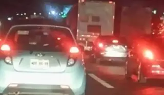 Imagen Hay cierre parcial de circulación en autopista de Veracruz; revelan razón 