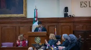 Imagen Identifican a personal que limpió los zapatos del presidente de la Suprema Corte (+Video)