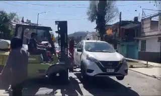 Imagen Con montacargas, taller quita autos 'mal estacionados' en Xalapa 