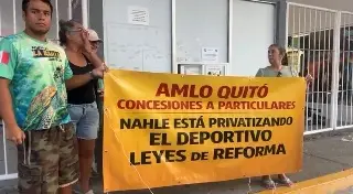 Imagen  Se manifiestan en el complejo acuático Leyes de Reforma en Boca del Río 
