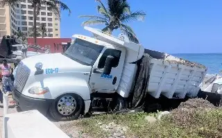 Imagen Se atascó un camión de volteo del municipio de Boca del Río 