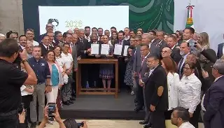 Imagen Sheinbaum firma acuerdo para jornada laboral de 40 horas en México 