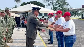 Imagen Más de 300 jóvenes reciben constancia del SMN