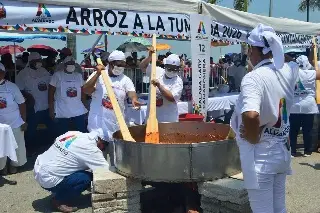 Imagen Tremendo jolgorio en Alvarado con el arroz a la tumbada ¡Y el baile de las pailas! 