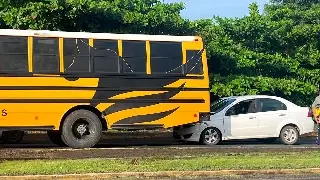 Imagen Auto se incrusta bajo autobús en la carretera Veracruz - Xalapa; esto ocurrió