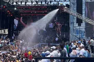 Imagen ¡Agua, música y euforia! Así se vivió el tradicional Baño de Santa Ana en Boca del Río